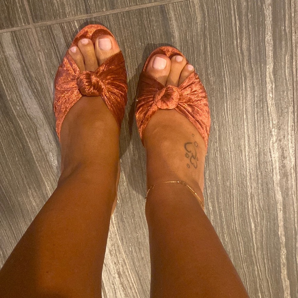 LOEFFLER RANDALL
Velvet Slides
Size: 7
